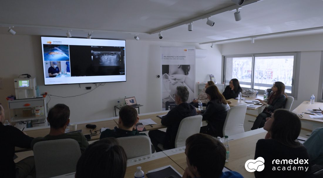 Retransmission en direct du bloc opératoire dans la salle de formation